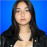 Profesora de inglés con experiencia en clases virtuales para niños